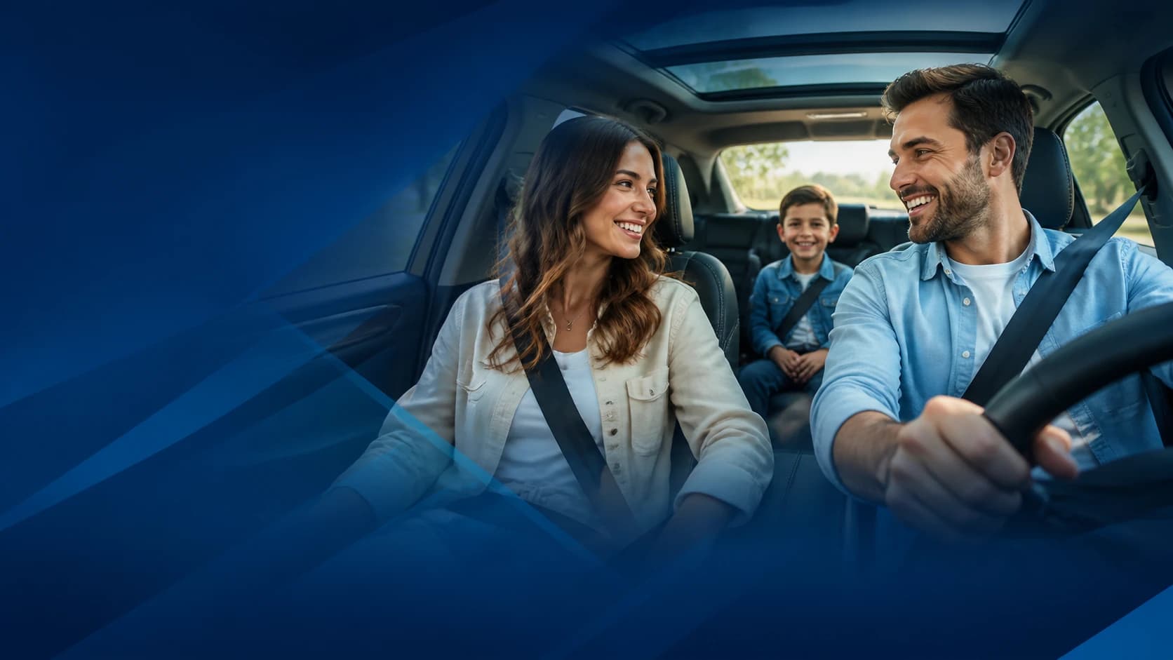 Familia dentro de un vehículo moderno